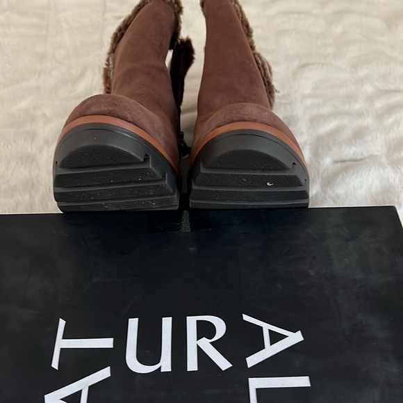 New In Box 9.5 M chocolate Suede Boots Naturalizer - Picture 7 of 9